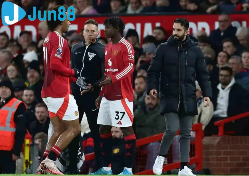 Mainoo đánh mất suất đá chính dưới thời Ruben Amorim