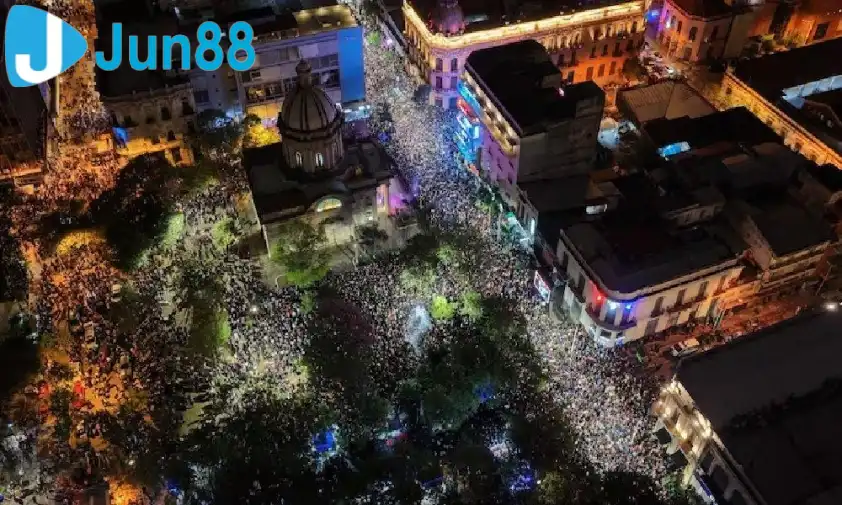 Tiếng hò reo vang vọng xuyên suốt ngày đêm vì niềm vui có mặt tại sân chơi bóng đá hấp dẫn nhất hành tinh. (Ảnh: Nền tảng X)