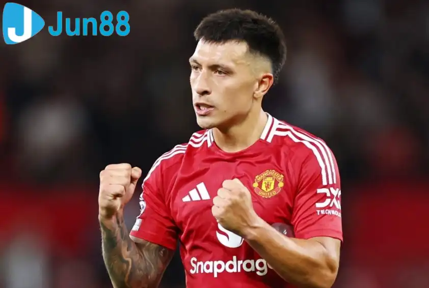 Lisandro không hài lòng với việc có thể phải chơi tiền vệ phòng ngự tại MU