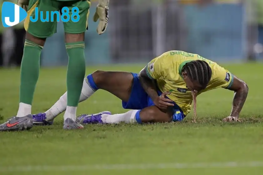  Pedro bất ngờ nôn ngay trên sân sau cú va chạm với Martinelli. (Ảnh: Twitter)