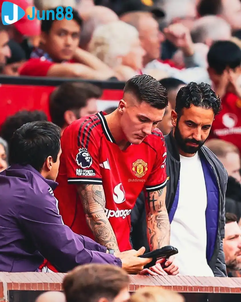 Sesko sẽ là niềm kì vọng lớn của MU trong trận đấu với Man City cuối tuần này (Ảnh: Nền tảng X)