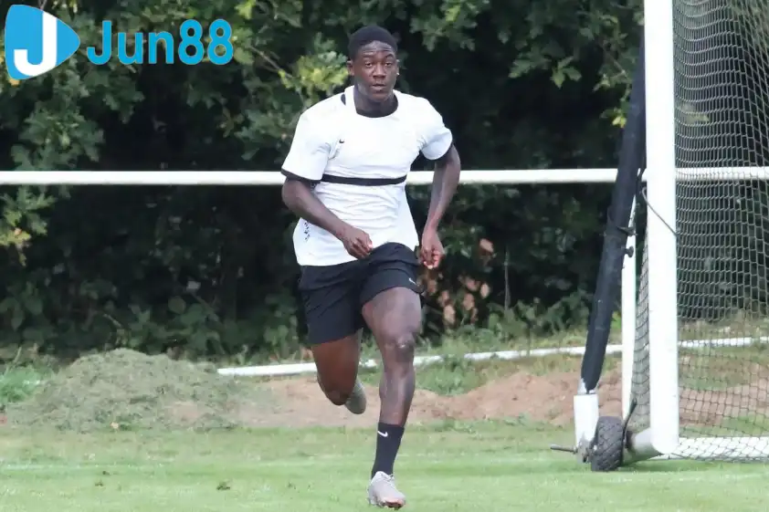 Mainoo có vẻ như dày mình hơn (Ảnh: The Sun).