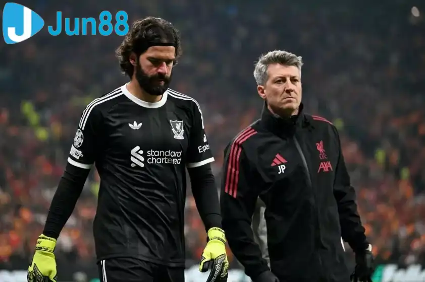 Alisson dính chấn thương gân khoeo và dự kiến vắng mặt tám trận liên tiếp của Liverpool