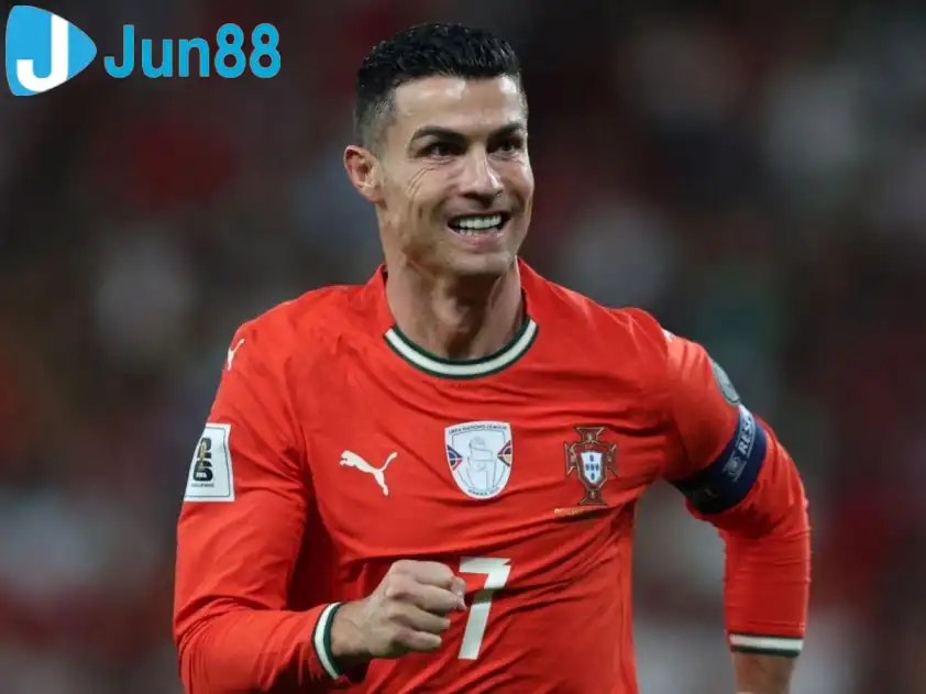 Ronaldo sẽ chưa thể nâng cao thành tích ghi bàn của mình khi bị treo giò ở trận đấu với Armenia (Ảnh: BBC)
