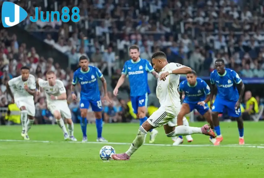 Mbappe nên được ưu tiên đá 11m ở Real - Ảnh: La Liga